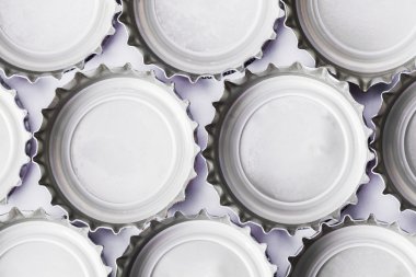 beyaz zemin üzerine metal bira Şişe Üstler