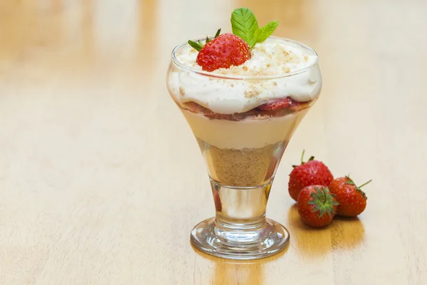 Strawberries and Cream Dessert Landscape format — Stock Photo, Image