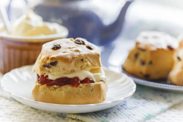 Chá da tarde tradicional com scones, geléia e creme — Fotografia de Stock