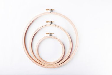 beyaz zemin üzerinde üç dikiş nakış çemberler