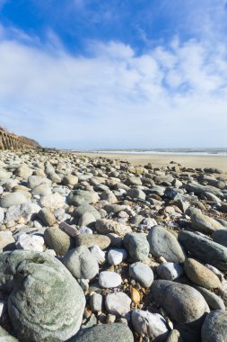 manzara biçiminde geniş açı çakıl plajı ve mavi gökyüzü