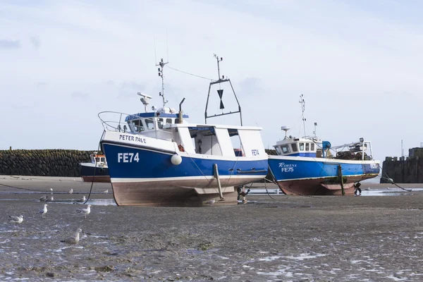 Dois barcos azuis no porto de Folkestone na maré baixa, Kent, Reino Unido — Fotografia de Stock