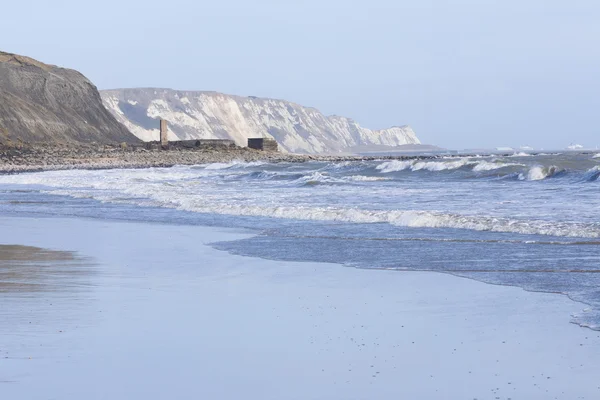 Ver áspero y olas blancas en la playa Folkestone con vistas a Dov — Foto de Stock