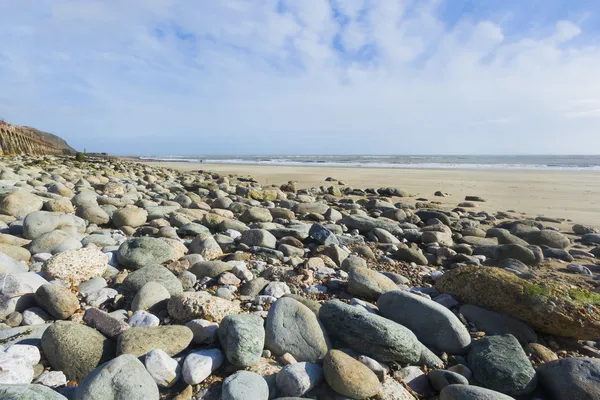 Landscape format wide angle pebble beach and blue sky — Stock Photo, Image