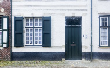 Geleneksel mimari konut ve Arnavut kaldırımlı sokakta bruges, bel