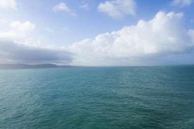 Dover, mavi gökyüzü ve bulutlar ile bırakarak Deniz Manzaralı