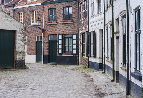 Мощеная улица в брюггах, Бельгия — стоковое фото