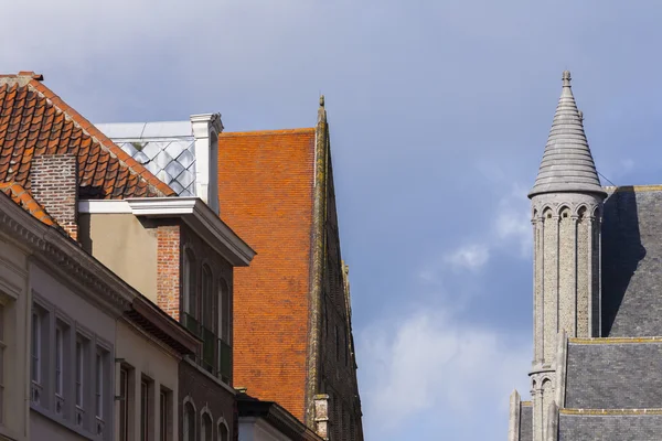 Крыши и башня Брюгге, Бельгия — стоковое фото
