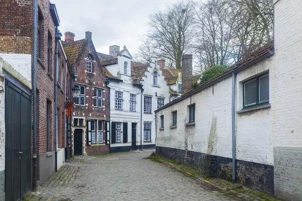 Traditional buildings and cobbled street Bruges, Belgium — Stock Photo, Image