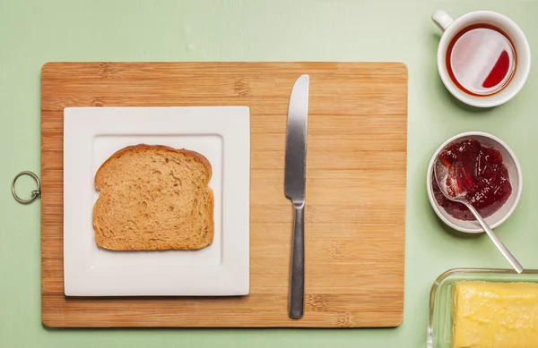 Τρώνε ψωμί κείμενο λαξευμένα μέσα από φέτες άσπρο ψωμί — Φωτογραφία Αρχείου