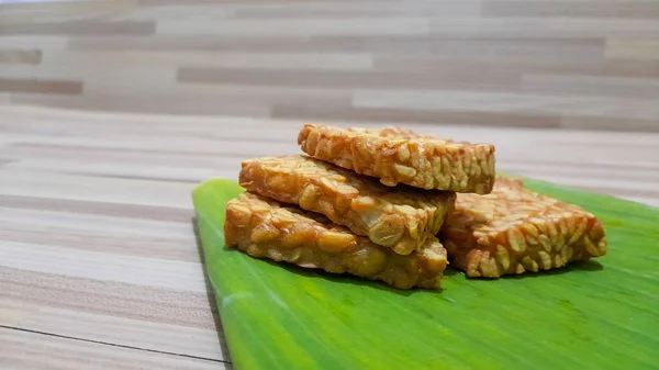 Tempeh Frito Sobre Hoja Plátano Con Fondo Madera — Foto de Stock