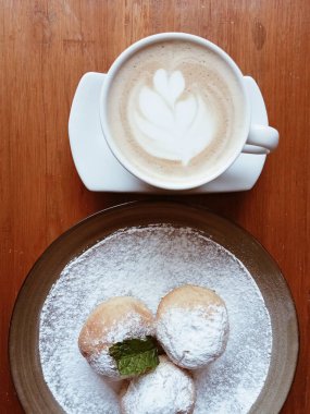 Tatlı ekmek ve kahve.