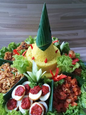 Nasi Tumpeng. Endonezya sarısı pirinç, koni şeklinde, mezeler, yan görüş.