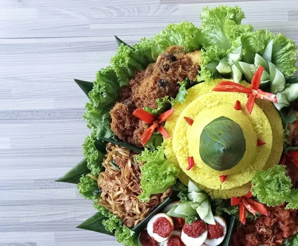 Νάσι Ταμπένγκ Ινδονησιακό Κίτρινο Ρύζι Σχήμα Κώνου Πλευρικά Πιάτα Πάνω — Φωτογραφία Αρχείου