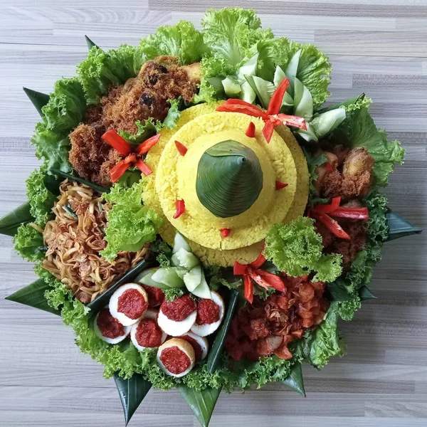 Nasi Tumpeng Indonesische Gele Rijst Vorm Van Een Kegel Met — Stockfoto