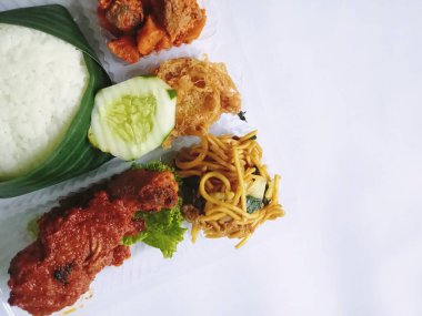 Izgara tavuk, pilav ve erişte, üst manzara, izole edilmiş beyaz...