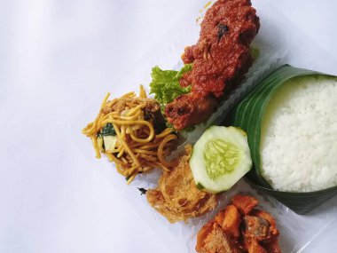 Izgara tavuk, pilav ve erişte, üst manzara, izole edilmiş beyaz...