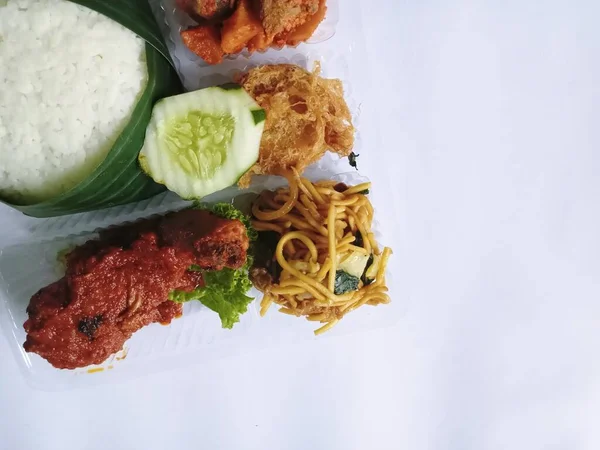 Ayam Panggang Nasi Dan Mie Pemandangan Atas Putih Terisolasi — Stok Foto