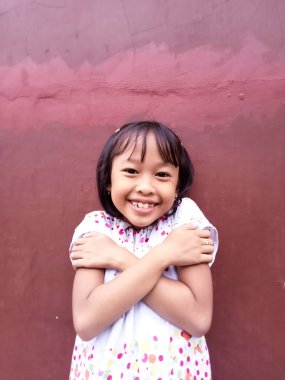 Güzel görünümlü, sevimli, sevimli, sevimli, neşeli, neşeli zeki küçük kızın portresi. Yeni bir fikir üretmek. İzole edilmiş koyu renk arka plan fantezisi.