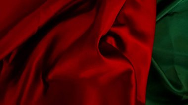 Noelde fotokopi alanını karşılamak için soyut dalgalı kırmızı kumaş ve çam yaprakları arka plan