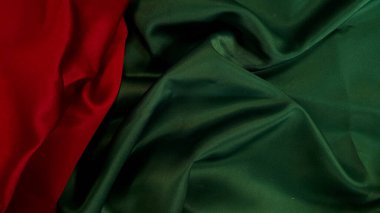 Kopya alanını karşılamak için soyut kırmızı ve yeşil kumaş arkaplanı