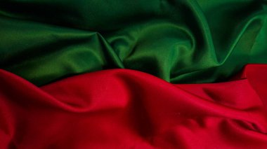 Kopya alanını karşılamak için soyut kırmızı ve yeşil kumaş arkaplanı