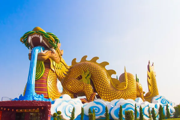 En gigantisk gyllene kinesisk drake med blå himmel bakgrund — Stockfoto