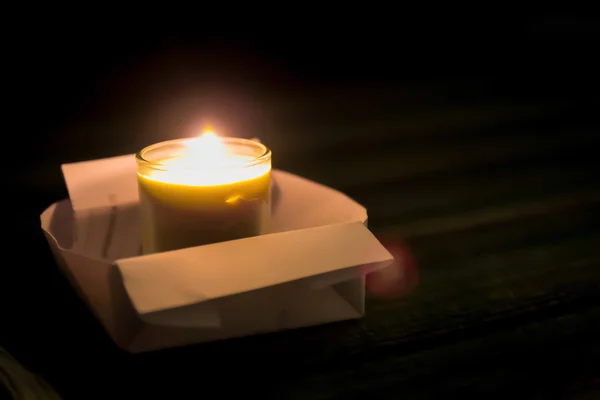 Una fiamma di candela di notte primo piano — Foto Stock