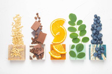 Çeşitli el yapımı sabunlar.