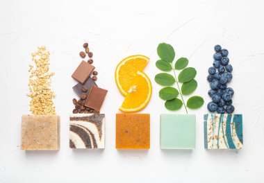 Çeşitli el yapımı sabunlar.