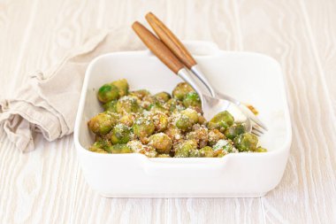 Vejetaryen kızartılmış Brüksel lahanası beyaz masada.