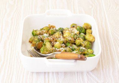 Vejetaryen kızartılmış Brüksel lahanası beyaz masada.