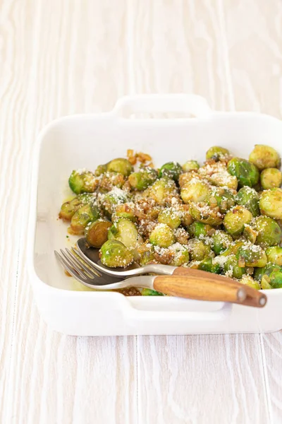 Germogli di Bruxelles arrosto vegetariano sul tavolo bianco — Foto Stock