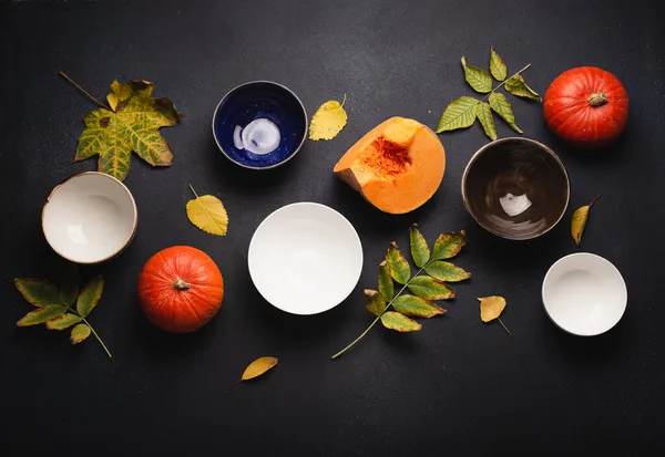 Fall composition with pumpkins and empty plates — Stock Photo, Image