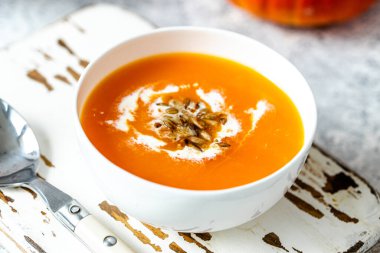 Beyaz kase kabak kremalı çorba