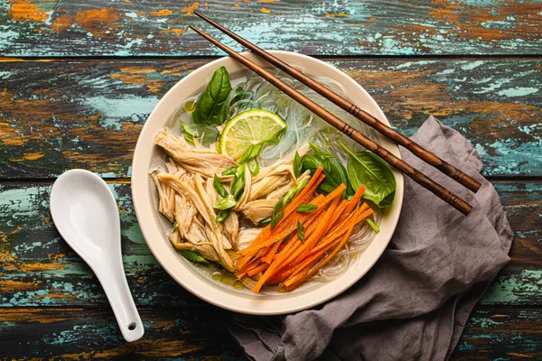 Sopa asiática com macarrão em tigela vista superior — Fotografia de Stock