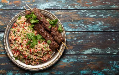 Tabbouleh salatalı Arap Türk kebabı