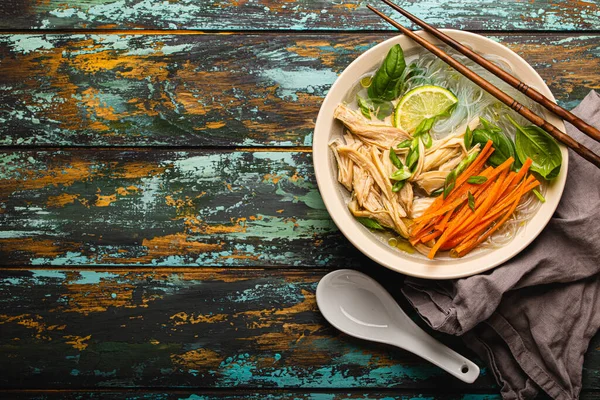 Sopa asiática con fideos en bowl top view copy space — Foto de Stock