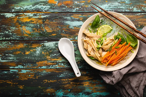 Sopa asiática con fideos en bowl top view copy space — Foto de Stock