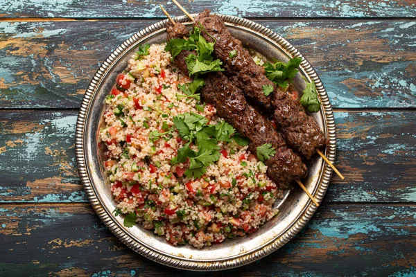 Kebab turcesc arab cu salată de tabbouleh — Fotografie, imagine de stoc