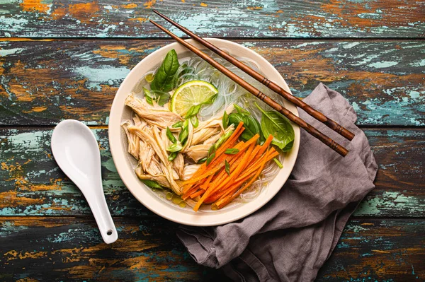 Sopa asiática com macarrão em tigela vista superior — Fotografia de Stock