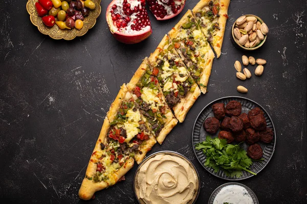 Arabiska turkiska diverse mat från ovan kopiera utrymme — Stockfoto