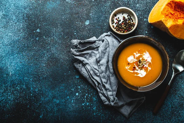 Sopa de abóbora no espaço de cópia tigela — Fotografia de Stock