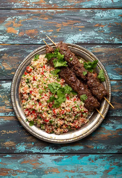 Kebab árabe turco com salada de tabbouleh — Fotografia de Stock