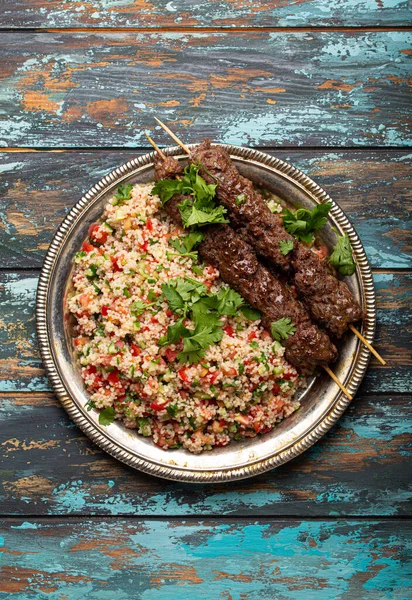 Arabo kebab turco con insalata di tabbouleh — Foto Stock