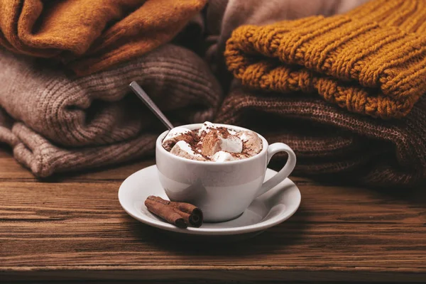 Чашка какао и куча трикотажа — стоковое фото
