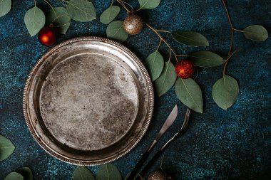 Noel masasında boş metal tabak üst görünümü