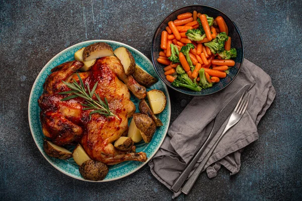 Roasted chicken with vegetables top view — Stock Photo, Image