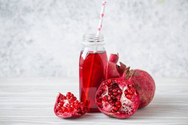 Şişe ve meyveli nar suyu.