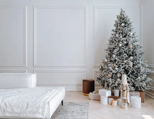 Karácsonyfa ajándékokkal a fehér nappaliban — Stock Fotó